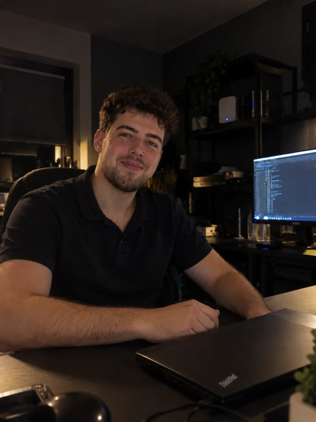 Philipp Schmid an seinem Arbeitsplatz mit Laptop